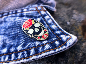 Skulls & Roses Tattoo Hard Enamel Pin - Gold